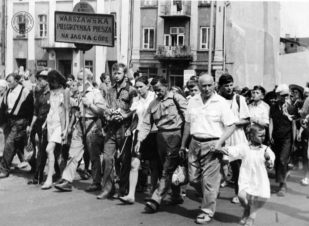 Pielgrzymi z 253 warszawskiej pieszej pielgrzymki w Częstochowie, 1969 r. (IPN Ka 085/64, t. 1/1)