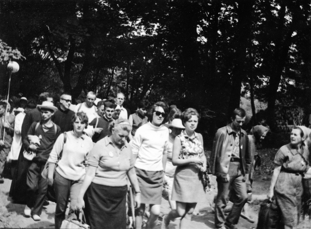 Pielgrzymi z 253 warszawskiej pieszej pielgrzymki w Częstochowie, 1969 r. (IPN Ka 085/64, t. 1/1)