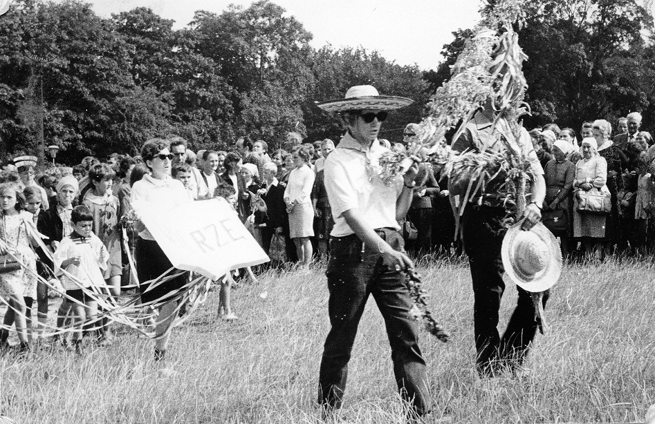 Pielgrzymi z 253 warszawskiej pieszej pielgrzymki w Częstochowie, 1969 r. (IPN Ka 085/64, t. 1/1)