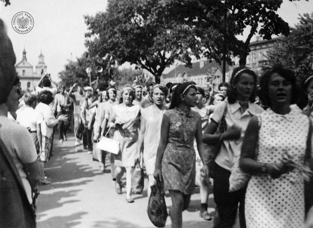 Pielgrzymi z 253 warszawskiej pieszej pielgrzymki w Częstochowie, 1969 r. (IPN Ka 085/64, t. 1/2)