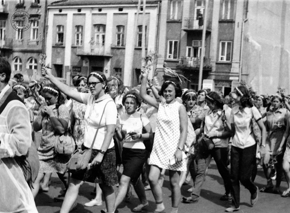 Pielgrzymi z 253 warszawskiej pieszej pielgrzymki w Częstochowie, 1969 r. (IPN Ka 085/64, t. 1/2)