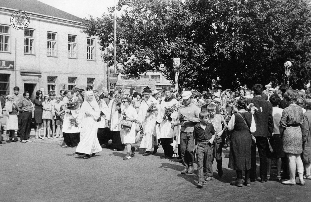 Pielgrzymi z 253 warszawskiej pieszej pielgrzymki w Częstochowie, 1969 r. (IPN Ka 085/64, t. 1/2)