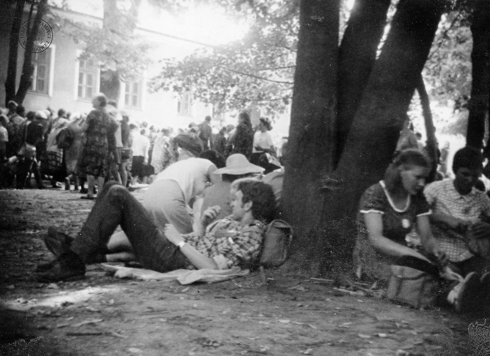 Pielgrzymi z 253 warszawskiej pieszej pielgrzymki podczas odpoczynku, 1969 r. (IPN Ka 085/64, t. 1/3)