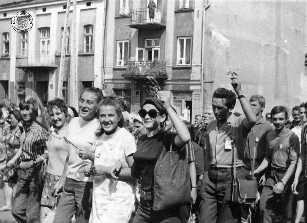 Pielgrzymi z 253 warszawskiej pieszej pielgrzymki w Częstochowie, 1969 r. (IPN Ka 085/64, t. 1/3)