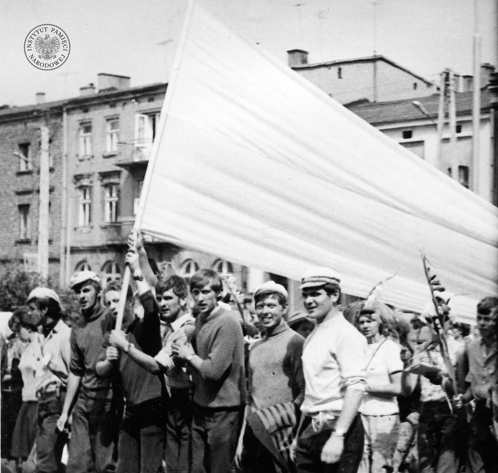 Pielgrzymi z 253 warszawskiej pieszej pielgrzymki w Częstochowie, 1969 r. (IPN Ka 085/64, t. 1/3)