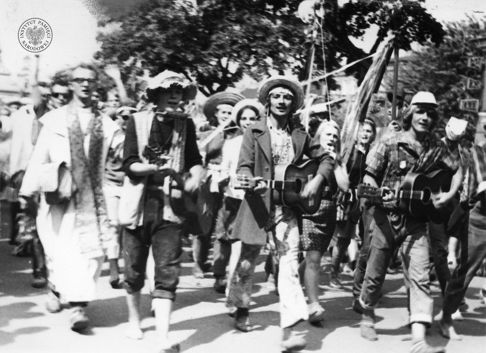 Pielgrzymi z 253 warszawskiej pieszej pielgrzymki w Częstochowie, 1969 r. (IPN Ka 085/64, t. 1/3)