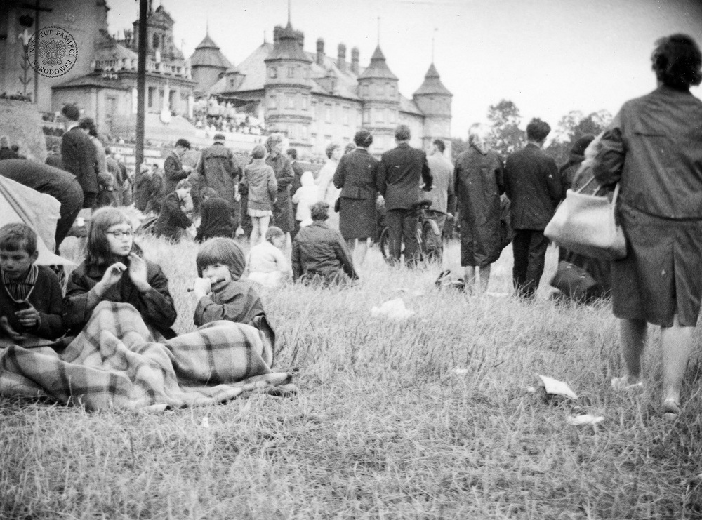 Wierni na błoniach pod Jasną Górą, sierpień 1968 r. (IPN Ka 056/56, t. 2)