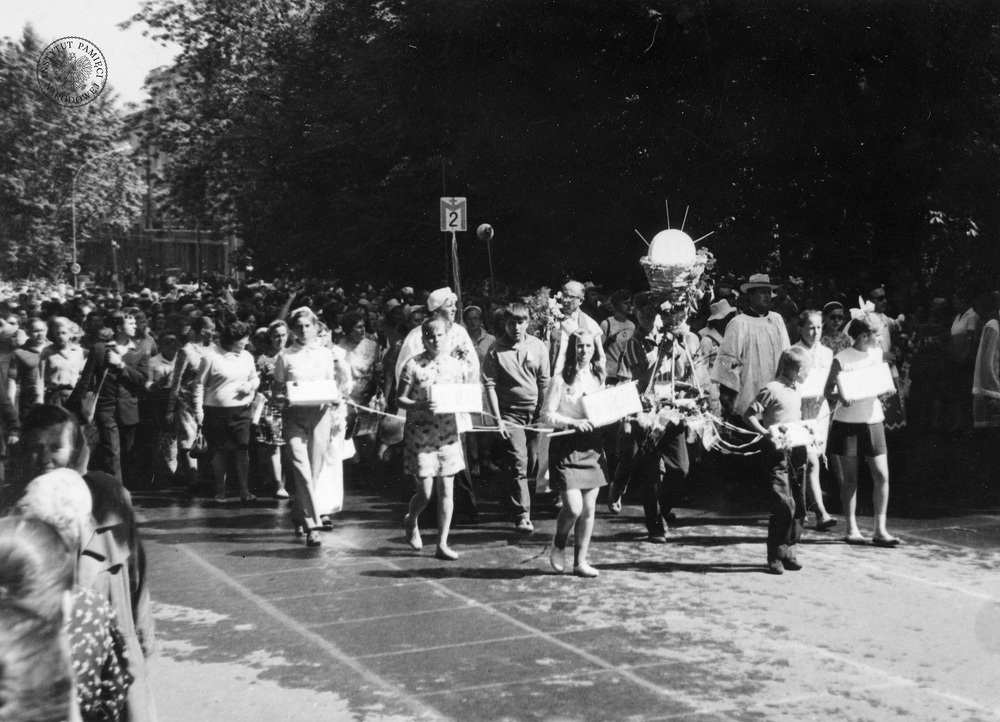 Pielgrzymi z 254 warszawskiej pieszej pielgrzymki w Częstochowie, 1970 r. (IPN Ka 085/64, t. 3/1)