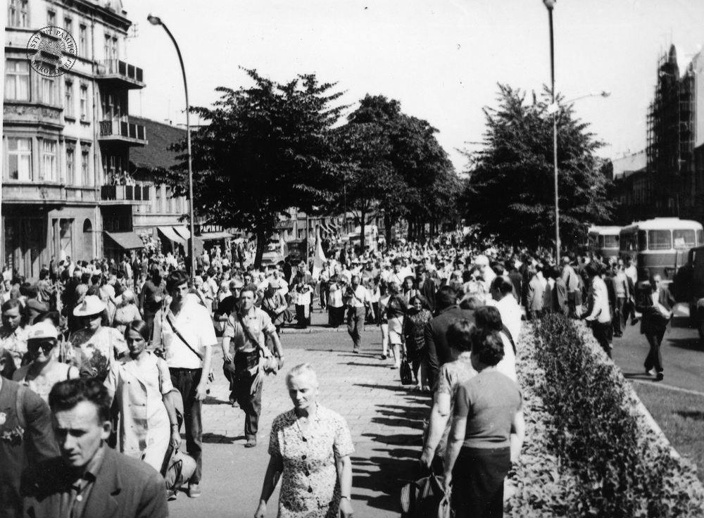 Pielgrzymi z 254 warszawskiej pieszej pielgrzymki w Częstochowie, 1970 r. (IPN Ka 085/64, t. 3/1)