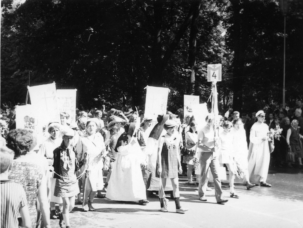 Pielgrzymi z 254 warszawskiej pieszej pielgrzymki w Częstochowie, 1970 r. (IPN Ka 085/64, t. 3/1)