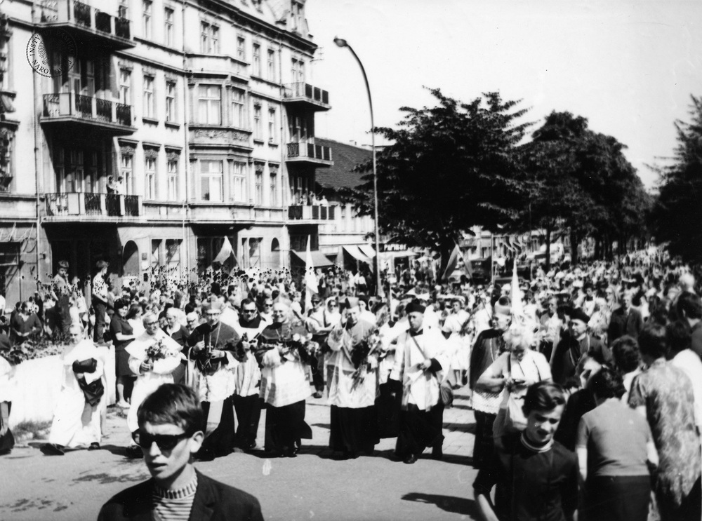 Pielgrzymi z 254 warszawskiej pieszej pielgrzymki w Częstochowie, 1970 r. (IPN Ka 085/64, t. 3/1)