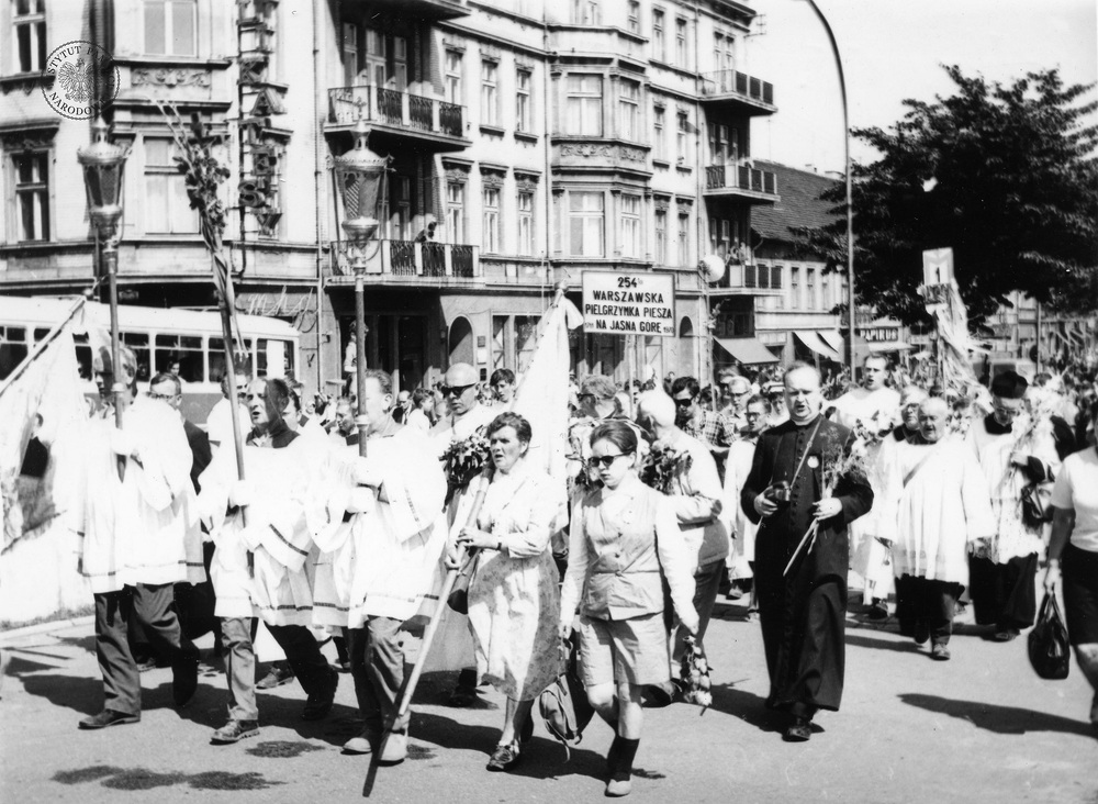 Pielgrzymi z 254 warszawskiej pieszej pielgrzymki w Częstochowie, 1970 r. (IPN Ka 085/64, t. 3/1)