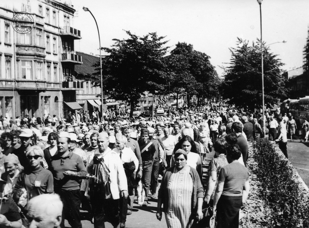 Pielgrzymi z 254 warszawskiej pieszej pielgrzymki w Częstochowie, 1970 r. (IPN Ka 085/64, t. 3/1)