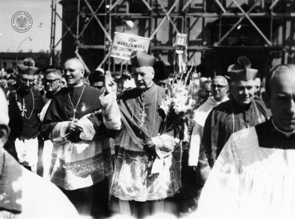 Pielgrzymi z 254 warszawskiej pieszej pielgrzymki w Częstochowie, 1970 r. Na czele pielgrzymki idą kardynał Stefan Wyszyński, biskup pomocniczy warszawski Władysław Miziołek, biskup diecezjalny częstochowski Stefan Bareła oraz biskup pomocniczy częstochowski Franciszek Musiel (IPN Ka 085/64, t. 3/1)