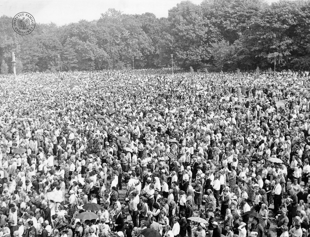 Wierni pod Jasną Górą, sierpień 1970 r. (IPN Ka 085/64, t. 8/1)