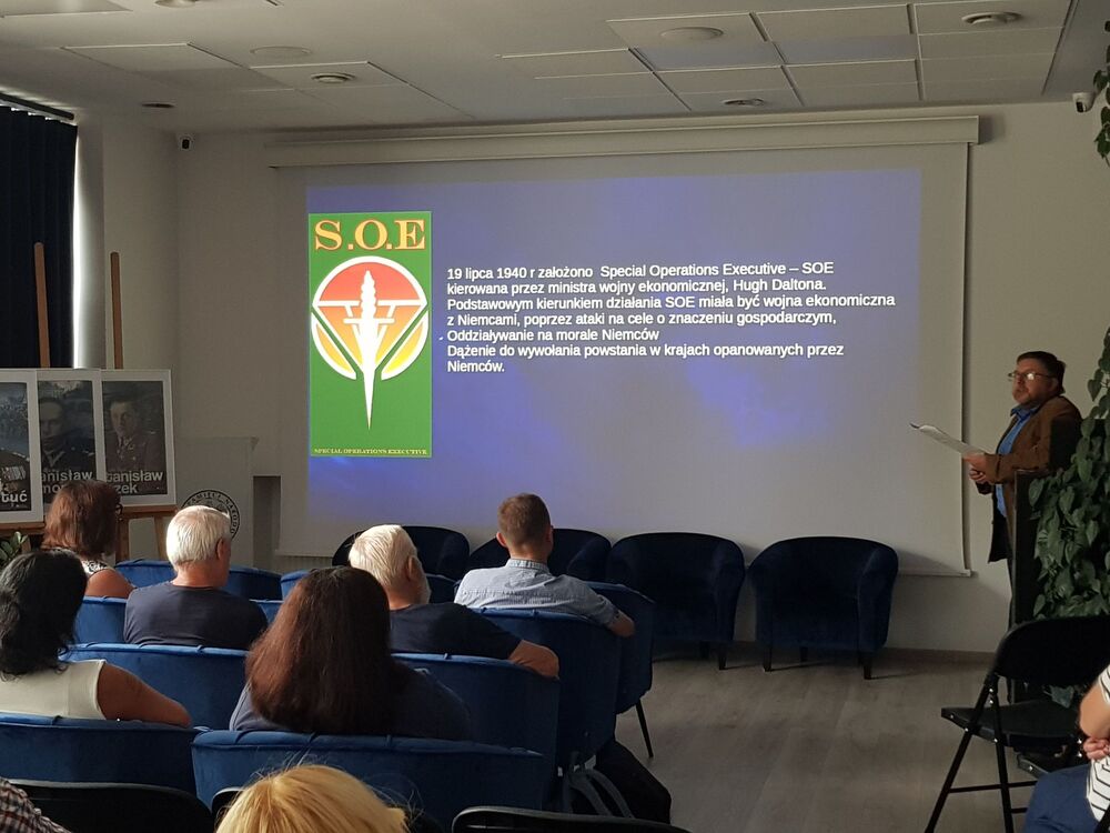 Wykład Mariusza Grzyba, historyka Muzeum Częstochowskiego, nt. „Przed i po godzinie „W”. Lotnicze wsparcie dla Armii Krajowej”. Fot. Adam Kurus/IPN