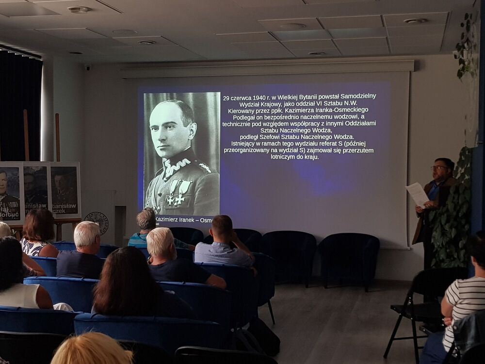 Wykład Mariusza Grzyba, historyka Muzeum Częstochowskiego, nt. „Przed i po godzinie „W”. Lotnicze wsparcie dla Armii Krajowej”. Fot. Adam Kurus/IPN