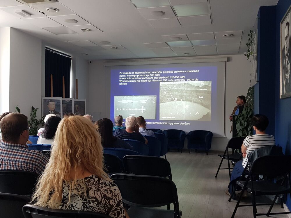 Wykład Mariusza Grzyba, historyka Muzeum Częstochowskiego, nt. „Przed i po godzinie „W”. Lotnicze wsparcie dla Armii Krajowej”. Fot. Adam Kurus/IPN