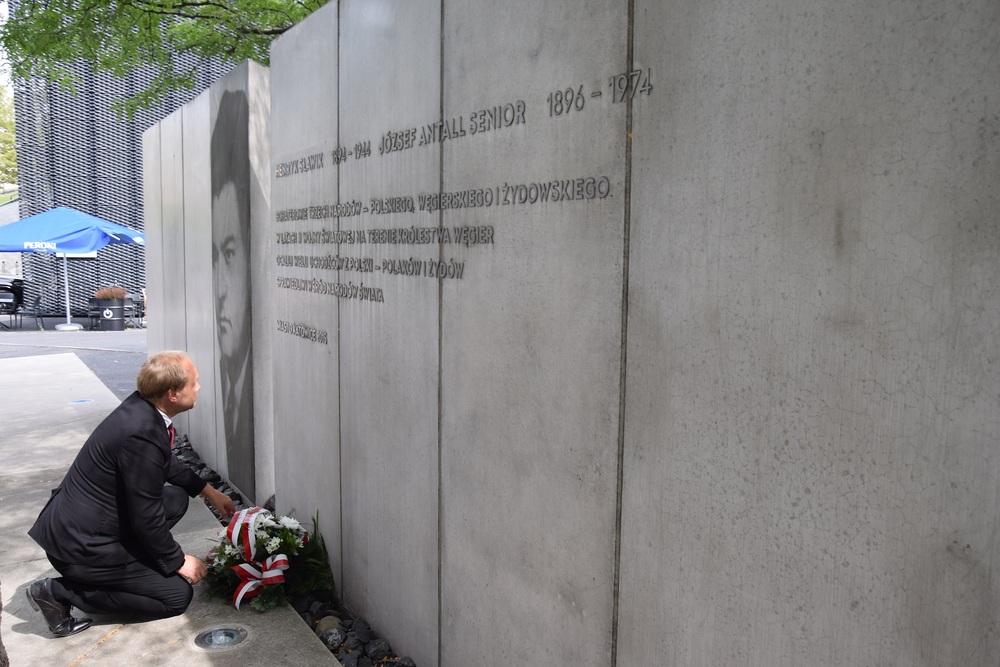 Jan Kwaśniewicz, naczelnik Oddziałowego Biura Upamiętniania Walk i Męczeństwa w Katowicach złożył kwiaty przed katowickim pomnikiem Sławika oraz jego węgierskiego współpracownika Józsefa Antalla. Fot. Dominik Grabis/IPN