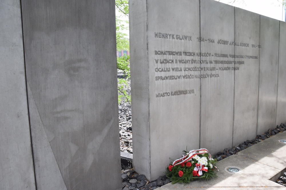 Jan Kwaśniewicz, naczelnik Oddziałowego Biura Upamiętniania Walk i Męczeństwa w Katowicach złożył kwiaty przed katowickim pomnikiem Sławika oraz jego węgierskiego współpracownika Józsefa Antalla. Fot. Dominik Grabis/IPN