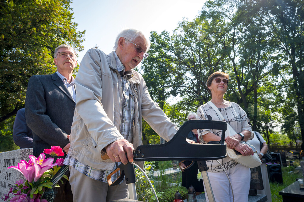 Oznaczenie grobu powstańca śląskiego dr. Stanisława Skiby znakiem pamięci „Tobie Polsko” – Ruda Śląska, 27 sierpnia 2024. Fot.: IPN K. Łojko