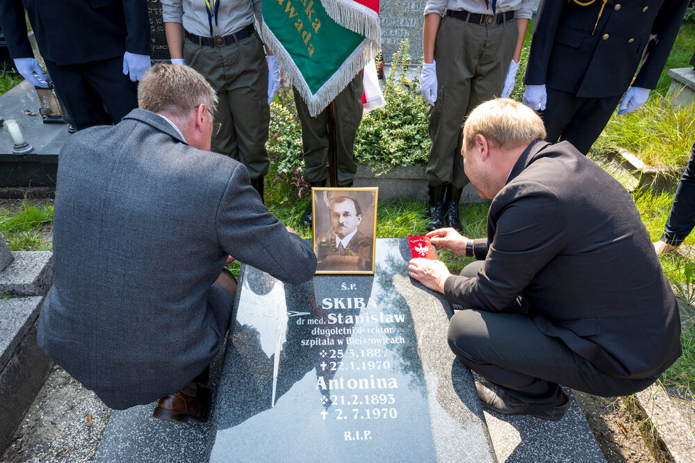 Oznaczenie grobu powstańca śląskiego dr. Stanisława Skiby znakiem pamięci „Tobie Polsko” – Ruda Śląska, 27 sierpnia 2024. Fot.: IPN K. Łojko