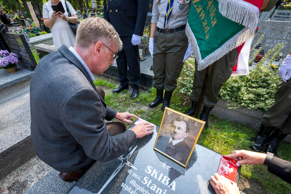 Oznaczenie grobu powstańca śląskiego dr. Stanisława Skiby znakiem pamięci „Tobie Polsko” – Ruda Śląska, 27 sierpnia 2024. Fot.: IPN K. Łojko