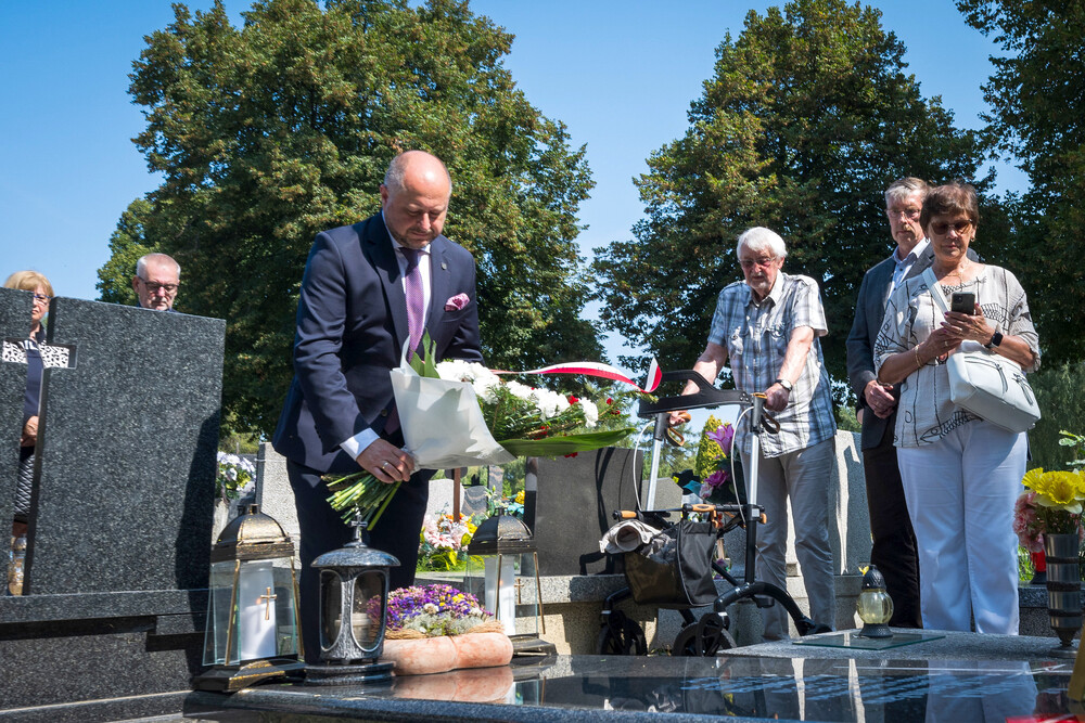 Oznaczenie grobu powstańca śląskiego dr. Stanisława Skiby znakiem pamięci „Tobie Polsko” – Ruda Śląska, 27 sierpnia 2024. Fot.: IPN K. Łojko