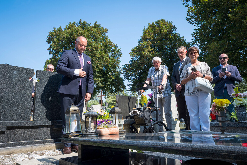 Oznaczenie grobu powstańca śląskiego dr. Stanisława Skiby znakiem pamięci „Tobie Polsko” – Ruda Śląska, 27 sierpnia 2024. Fot.: IPN K. Łojko