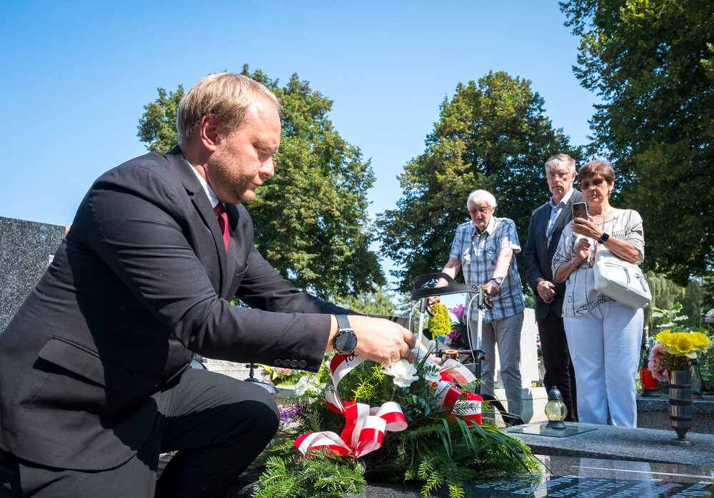 Oznaczenie grobu powstańca śląskiego dr. Stanisława Skiby znakiem pamięci „Tobie Polsko” – Ruda Śląska, 27 sierpnia 2024. Fot.: IPN K. Łojko