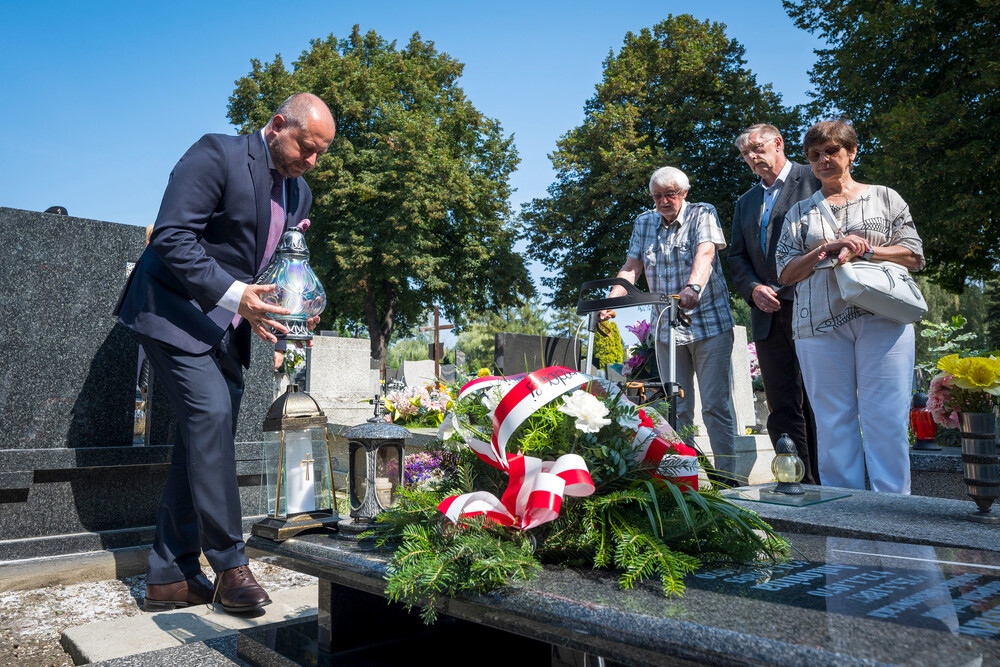 Oznaczenie grobu powstańca śląskiego dr. Stanisława Skiby znakiem pamięci „Tobie Polsko” – Ruda Śląska, 27 sierpnia 2024. Fot.: IPN K. Łojko