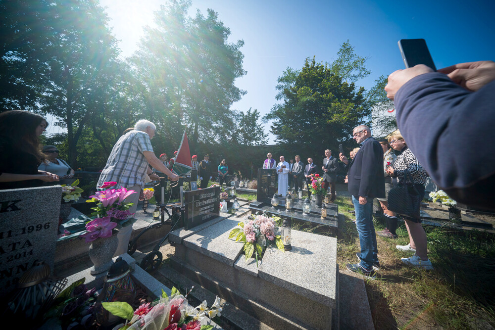 Oznaczenie grobu powstańca śląskiego dr. Stanisława Skiby znakiem pamięci „Tobie Polsko” – Ruda Śląska, 27 sierpnia 2024. Fot.: IPN K. Łojko