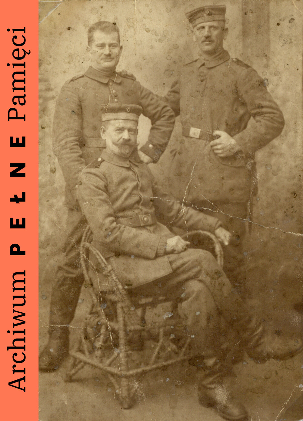 Fotografia przedstawiająca Jana Hupę oraz dwóch żołnierzy podczas pobytu w Belgii, 5 IV 1918 r., IPN Ka 454/193, t. 1