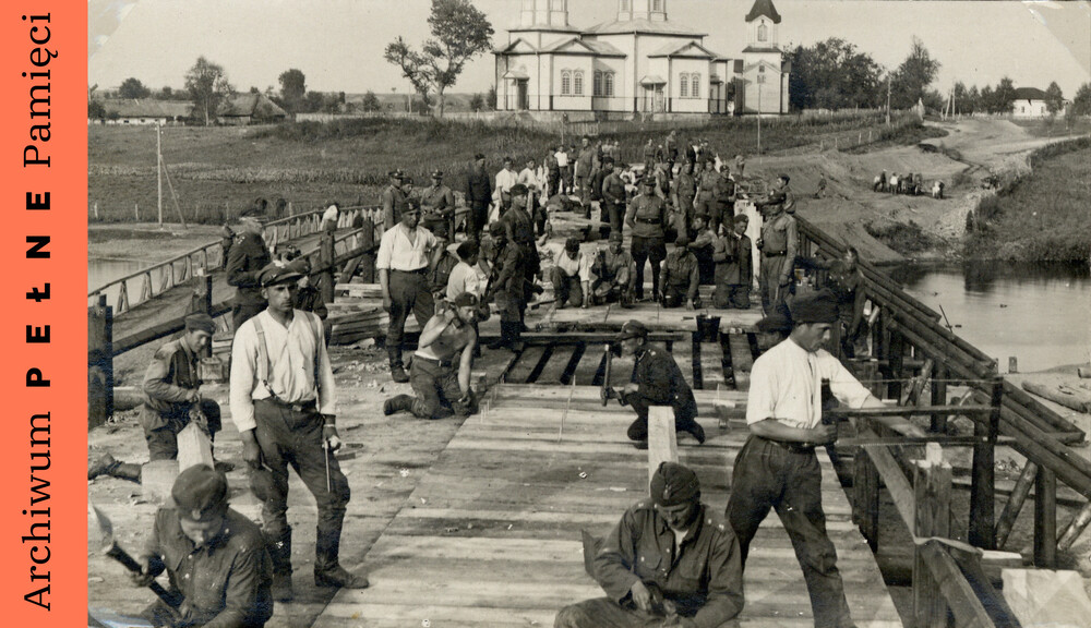 Fotografia przedstawiająca budowę mostu na rzece Horyń przez 5 Pułk Saperów w 1931 r., IPN Ka 454/193, t. 1