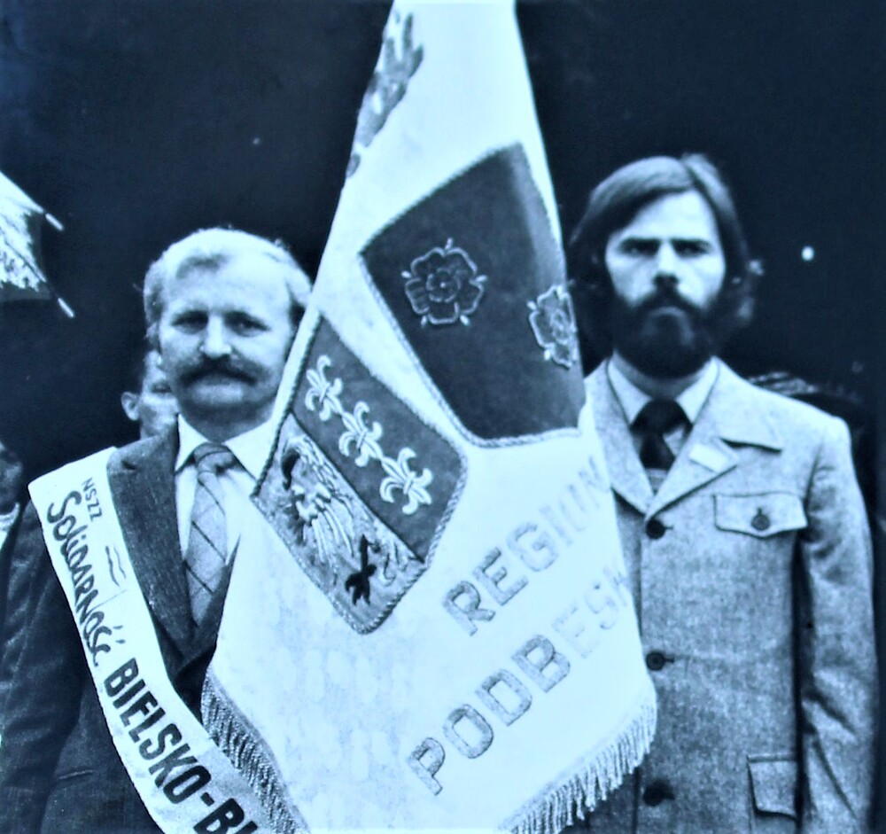 Od lewej Mieczysław Chamik i Emil Pawlik z pocztem sztandarowym NSZZ „Solidarność“ w 1980 r. fot. arch.
