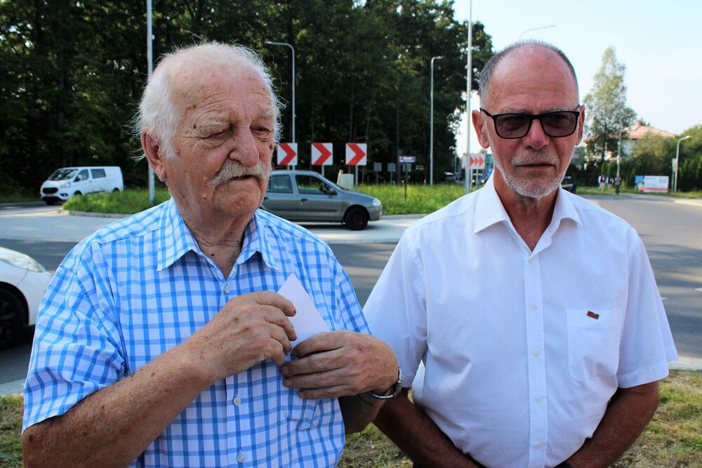 Od lewej Mieczysław Chamik i Emil Pawlik podczas uroczystego odsłonięcia pomnika NSZZ „Solidarność” w Żywcu. Uroczystość odbyła się w sobotę 31 sierpnia 2024 r.