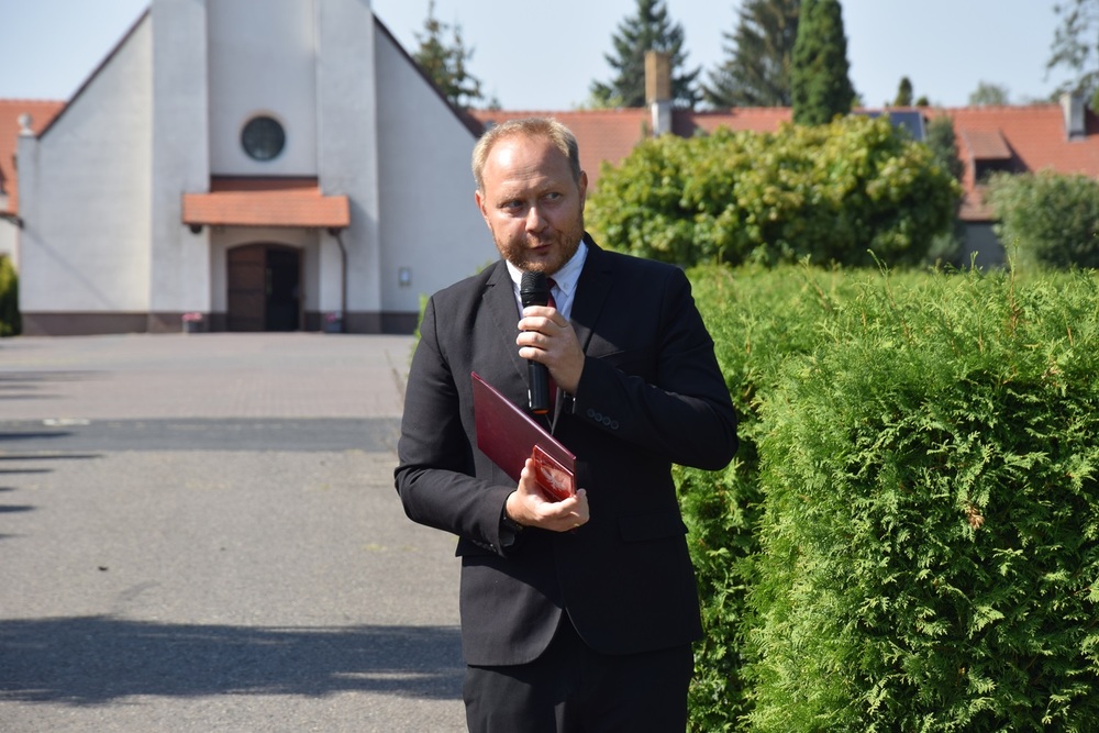 Uroczystość oznaczenia grobów powstańców śląskich znakiem pamięci „Tobie Polsko”.