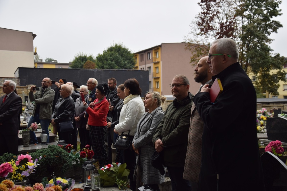 Oznaczenie grobu powstańca śląskiego Emanuela Kaliny znakiem pamięci „Tobie Polsko” w Mikołowie. Fot. IPN Katowice