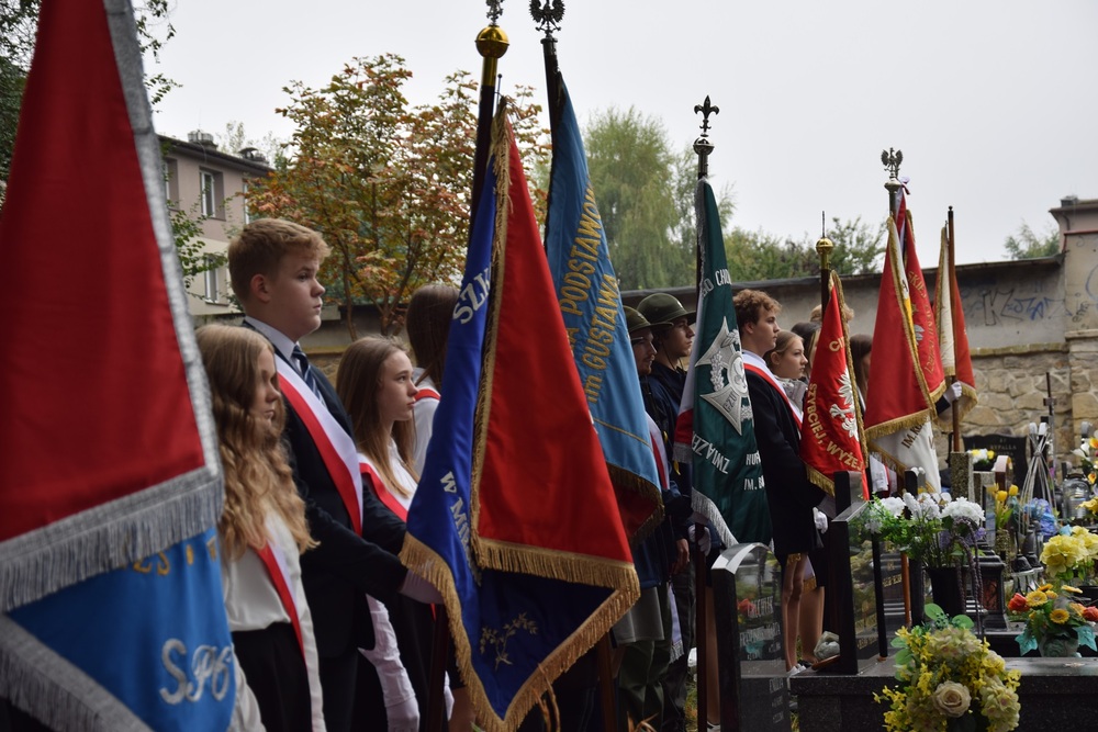 Oznaczenie grobu powstańca śląskiego Emanuela Kaliny znakiem pamięci „Tobie Polsko” w Mikołowie. Fot. IPN Katowice