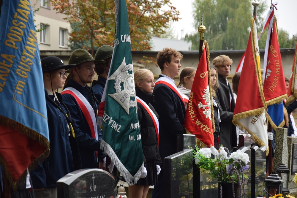 Oznaczenie grobu powstańca śląskiego Emanuela Kaliny znakiem pamięci „Tobie Polsko” w Mikołowie. Fot. IPN Katowice