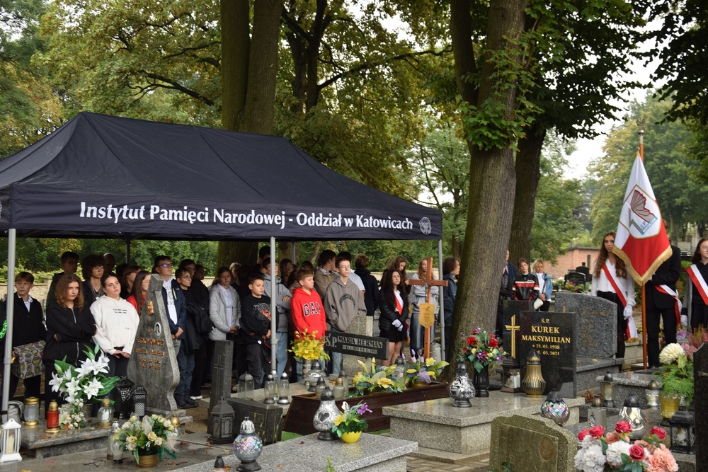 Oznaczenie grobu powstańca śląskiego Emanuela Kaliny znakiem pamięci „Tobie Polsko” w Mikołowie. Fot. IPN Katowice