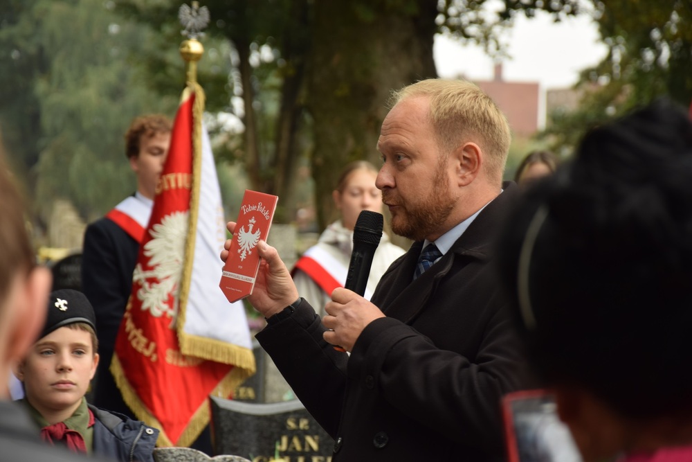Oznaczenie grobu powstańca śląskiego Emanuela Kaliny znakiem pamięci „Tobie Polsko” w Mikołowie. Fot. IPN Katowice