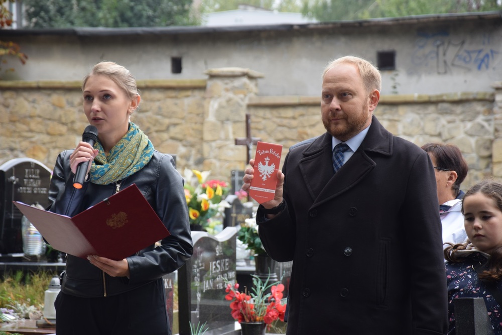Oznaczenie grobu powstańca śląskiego Emanuela Kaliny znakiem pamięci „Tobie Polsko” w Mikołowie. Fot. IPN Katowice