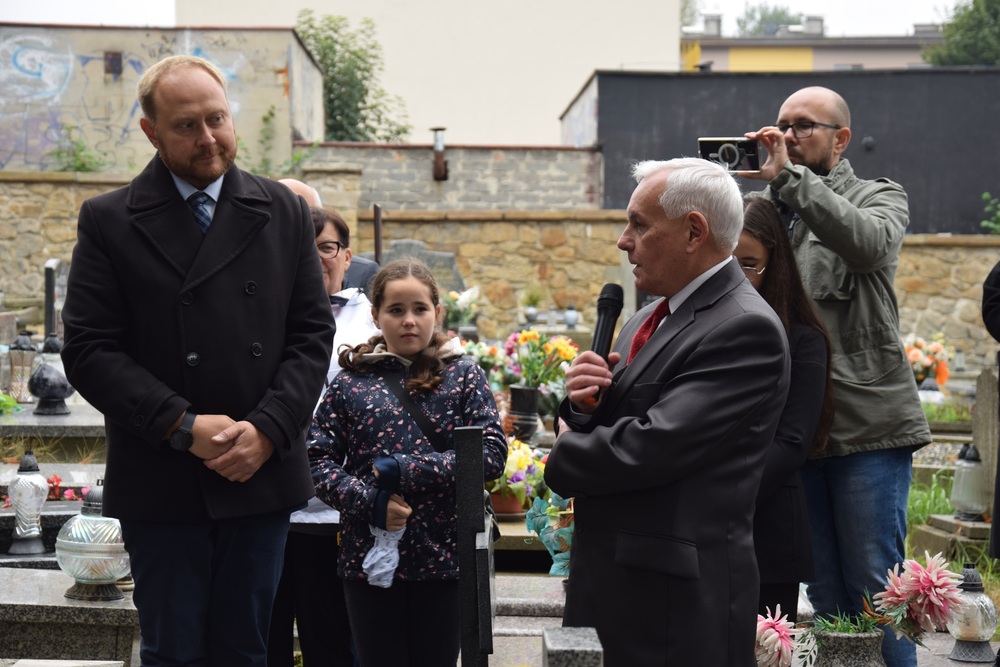 Oznaczenie grobu powstańca śląskiego Emanuela Kaliny znakiem pamięci „Tobie Polsko” w Mikołowie. Fot. IPN Katowice