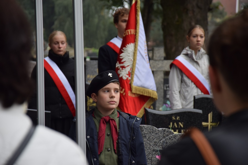 Oznaczenie grobu powstańca śląskiego Emanuela Kaliny znakiem pamięci „Tobie Polsko” w Mikołowie. Fot. IPN Katowice