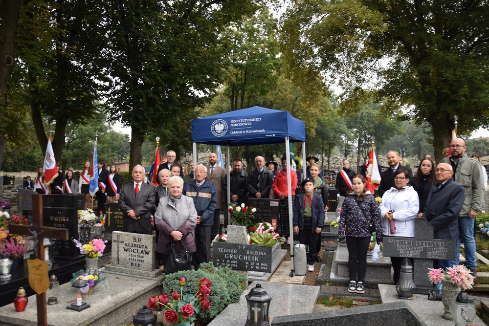 Oznaczenie grobu powstańca śląskiego Emanuela Kaliny znakiem pamięci „Tobie Polsko” w Mikołowie. Fot. IPN Katowice