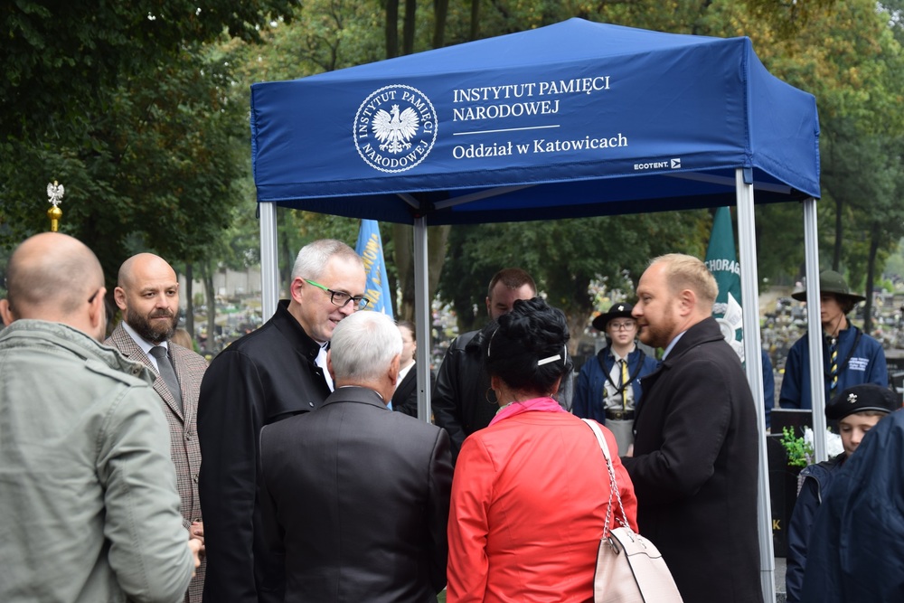 Oznaczenie grobu powstańca śląskiego Emanuela Kaliny znakiem pamięci „Tobie Polsko” w Mikołowie. Fot. IPN Katowice