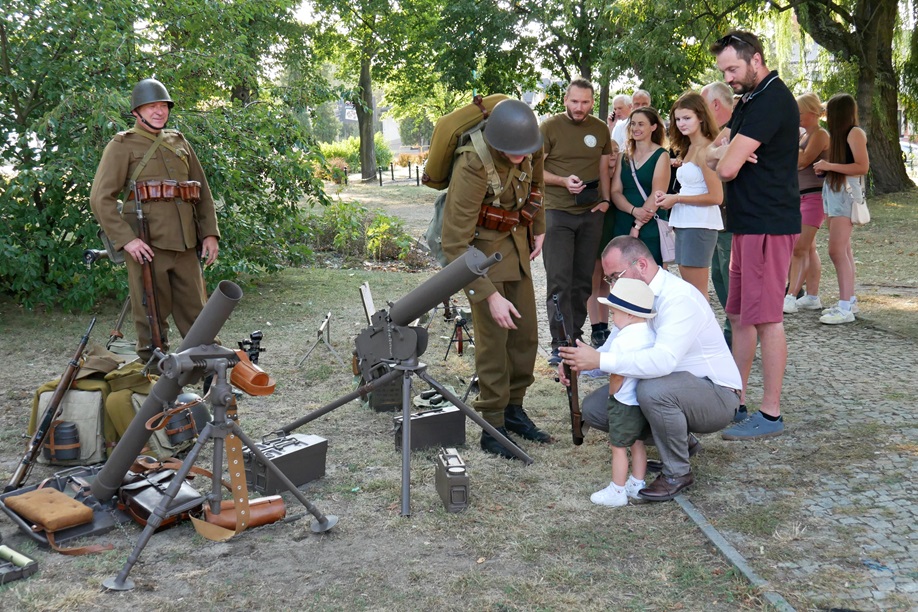 IV Święto Pułkowe 7 Pułku Artylerii Lekkiej i III Zjazd Rodzin Żołnierzy 7 Dywizji Piechoty Fot. Kinga Lis (IPN) i Michał Figzał (Stowarzyszenie Historyczne Reduta Częstochowa)