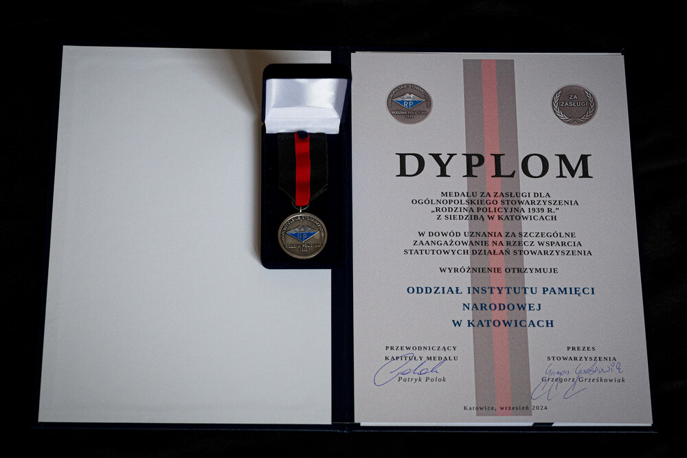 Oddział IPN w Katowicach został uhonorowany Medalem za Zasługi dla Ogólnopolskiego Stowarzyszenia „Rodzina Policyjna 1939 r.” z siedzibą w Katowicach – Katowice, 13 września 2024 r. Fot.: IPN K. Łojko