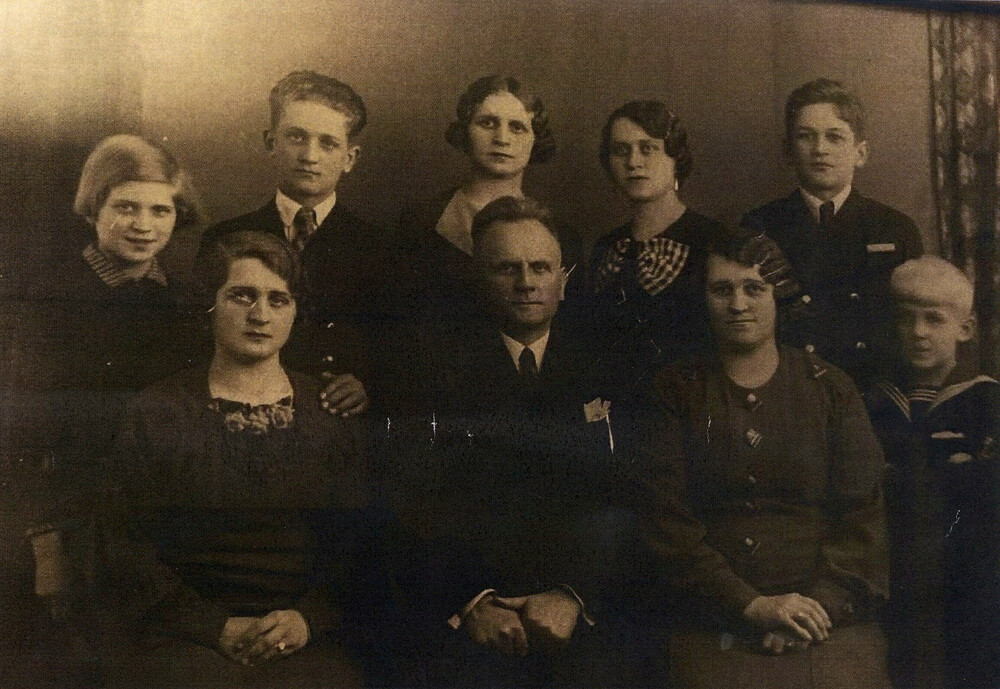 Rodzina Wyleżychów: w drugim rzędzie od lewej stoją Prakseda, Władysław, Zofia, Helena i Adam, w pierwszym rzędzie siedzą Irena, rodzice Augustyn i Łucja oraz Stanisław. Najmłodszego Karola jeszcze nie ma na świecie.